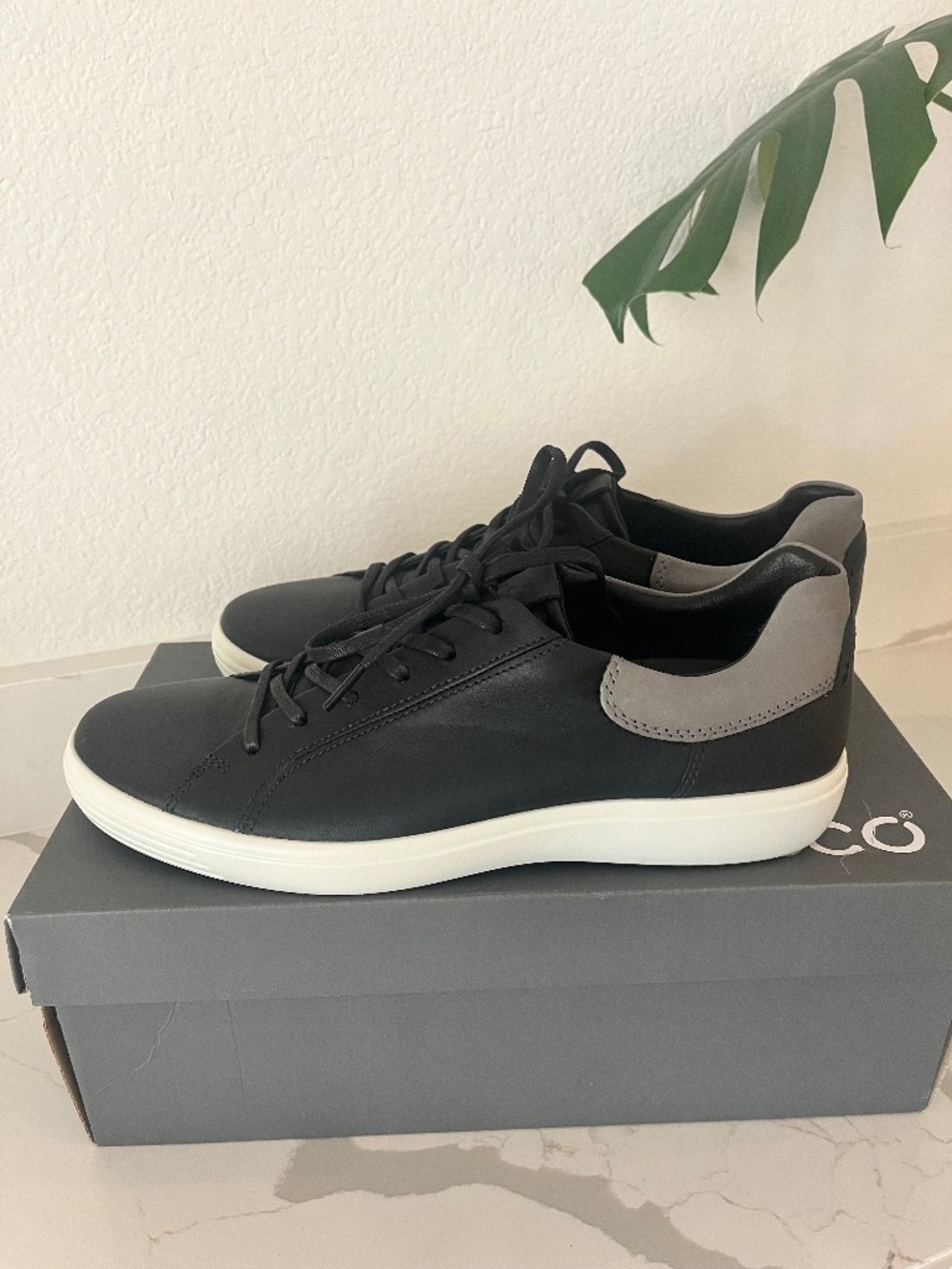 Men’s Ecco sneakers/shoes (color black) (size 9-9.5 us) (Size 43 EU)